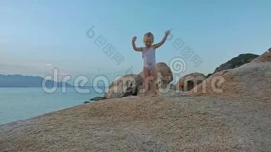 小女孩<strong>站在</strong>沙滩上的夕阳下的<strong>山顶</strong>浪手